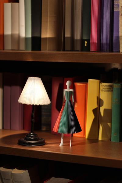 5. Bibliotheks-Ästhetik als Paper Dolls Book mit Leselampe und Buchrücken-Farbcodes