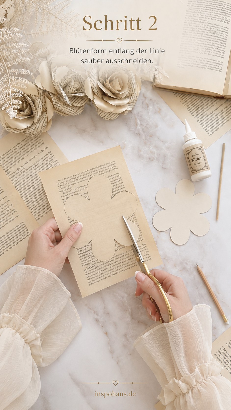 Goldene Schere schneidet die Blütenform sauber entlang der Bleistiftlinie aus Buchpapier aus