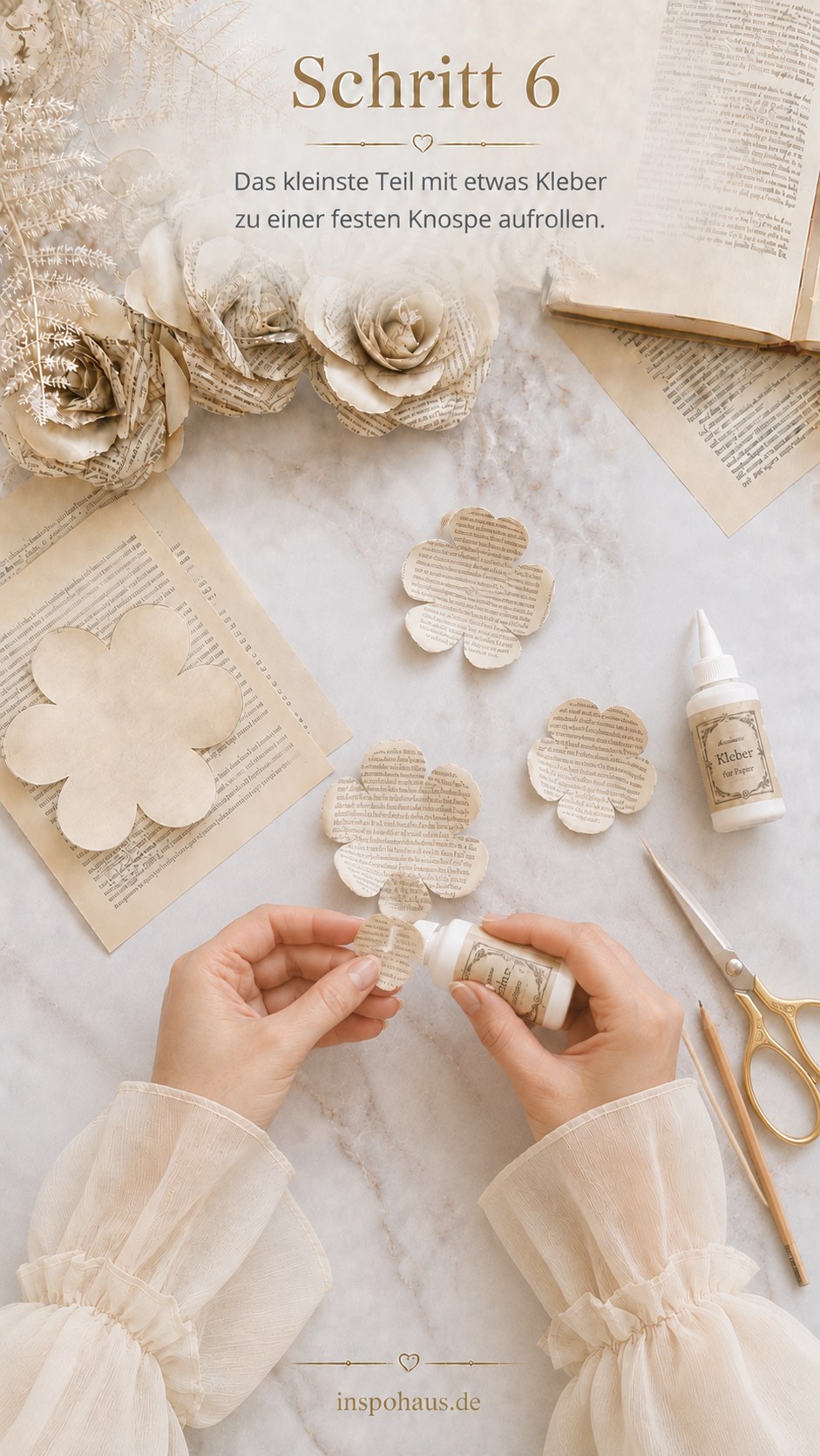 Das kleinste Blütenteil wird mit Kleber zu einer festen Knospe für die Papierrose aufgerollt