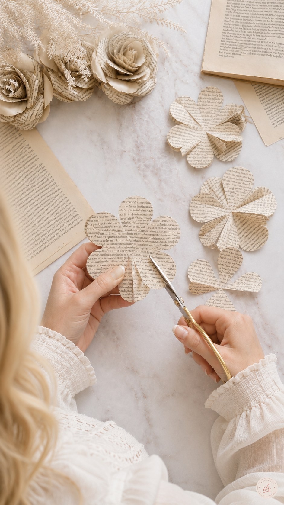 Blütenblätter werden von Hand eingeschnitten, um Lagen für Papierrosen aus Buchseiten zu formen