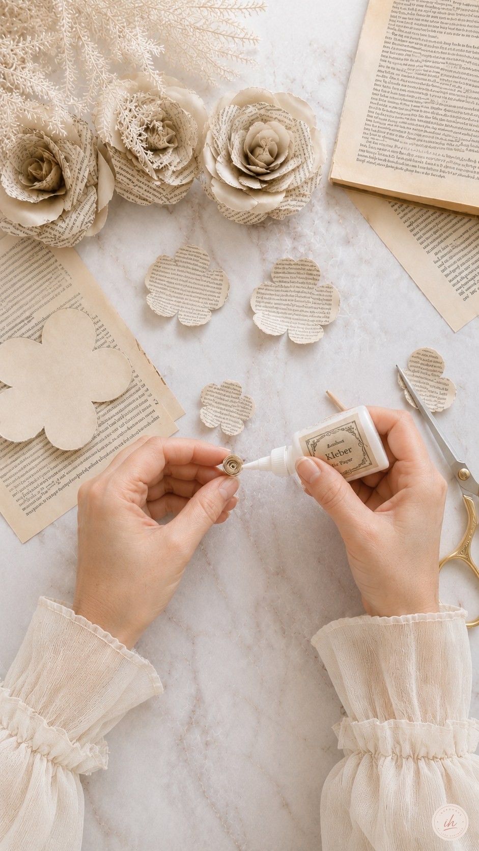 Hände tragen Kleber auf, um die Knospe für eine Papierrose aus Buchseiten festzukleben