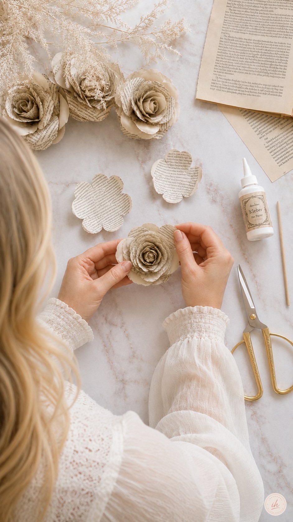 Über die Schulter fotografiert werden größere Blütenlagen um die Knospe zur Papierrose geklebt