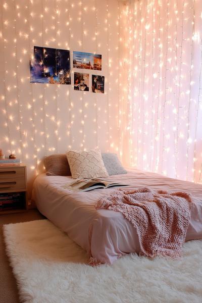 2. Schwarz-Weiß-Kontrast mit Pflanzenakzent als for photo wall collage bedroom aesthetic ideas