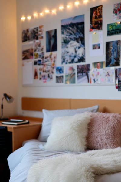 24. Monochrome Serie als Photo Wall Collage Bedroom Inspiration mit Fokusmotiv