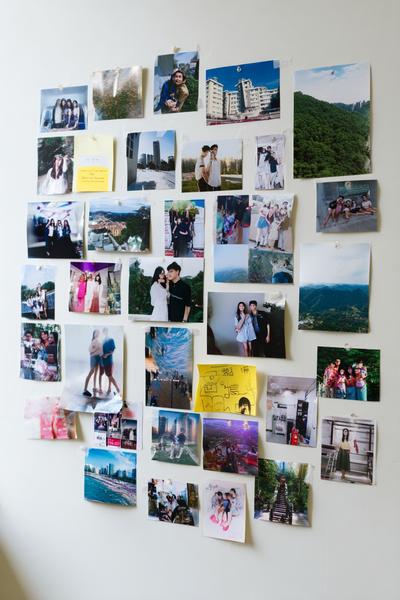 7. Fensterseitige Galerie als Photo Wall Collage Bedroom Layout mit Tageslicht