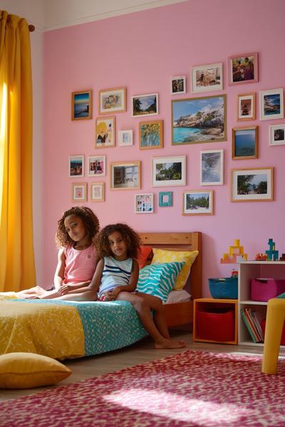 14. Wohnzimmer-Galerie mit Rahmenmix und Messingakzent für for photo wall collage ideas living room ideas