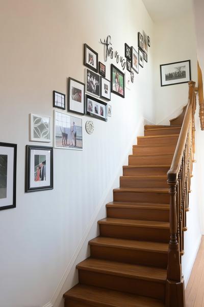 8. Treppenwand als Galerie-Cluster um den Handlauf für for photo wall collage ideas layout stairs ideas