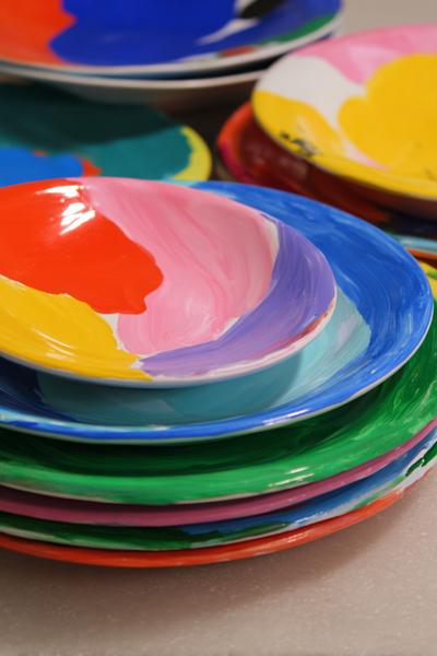 10. Abstrakte Farbblöcke als Pottery Painting Ideas Easy Plate mit klarer Teller-Zone