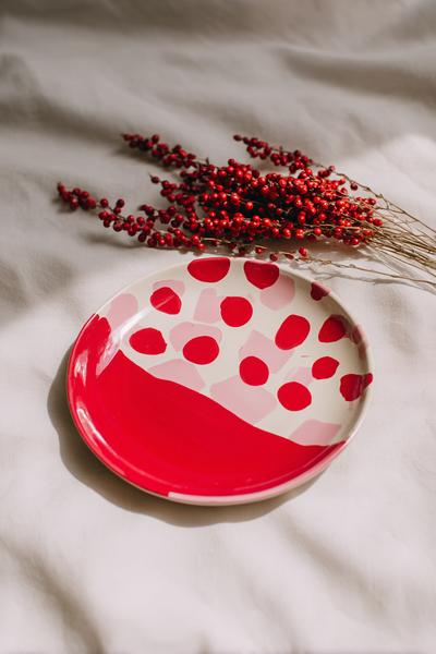 11. Karo-Rand wie ein Picknicktuch als Pottery Painting Ideas Easy Plate in Rot und Creme