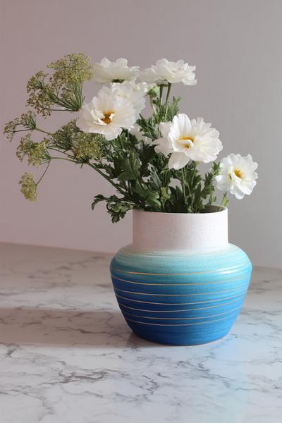17. Ombré-Bauchband als Pottery Painting Ideas Easy Vase mit Schwammverlauf und Linie