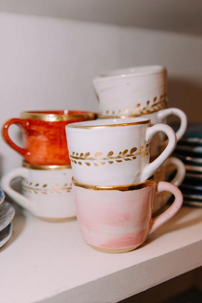 2. Kleine Blütenkränze als Pottery Painting Ideas Easy Coffee Mugs mit zartem Randdetail