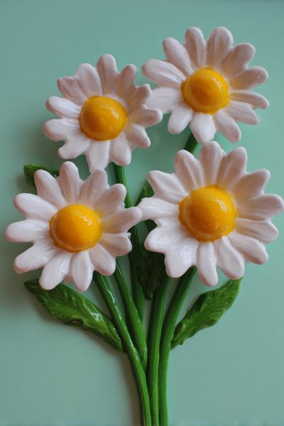 21. Daisy-Cluster als Pottery Painting Ideas Easy Flowers mit gelber Mitte und grünen Stielen