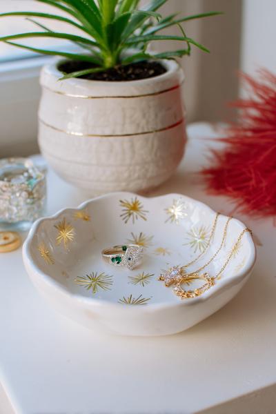 7. Ringhalter-Schmuckschälchen als Pottery Painting Ideas Easy Jewelry Dish mit Gold-Illusion