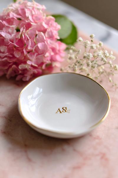 9. Monogramm-Rahmen als Pottery Painting Ideas Easy Jewelry Dish mit feiner Serifenschrift