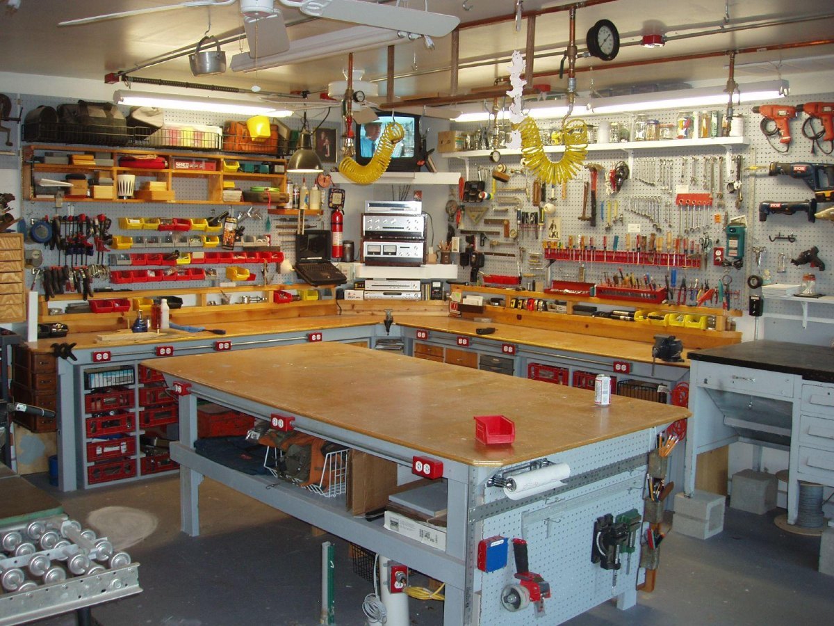 Große professionelle Garagenwerkstatt