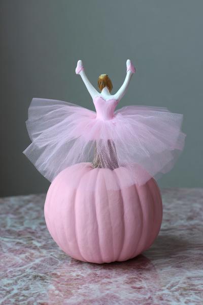 1. Ballerina-Kürbis mit Tülloptik für for pumpkin painting ideas cute girly ideas