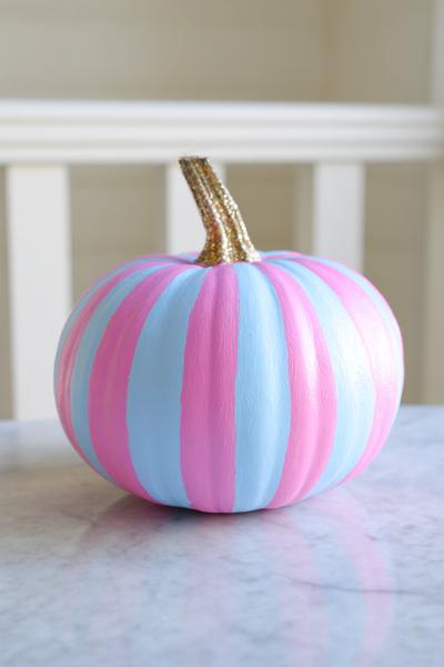 10. Pastellstreifen-Kürbis in Rosé für for pumpkin painting ideas cute pink ideas