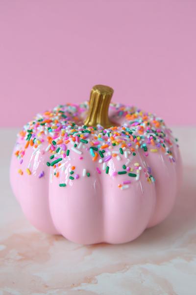 12. Erdbeer-Milch-Kürbis mit Sprenkeln für for pumpkin painting ideas cute pink ideas