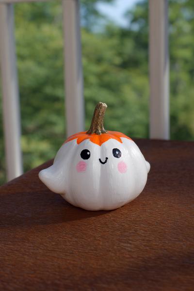 13. Friendly Ghost-Kürbis mit Glow-Rand für for pumpkin painting ideas cute ghost ideas