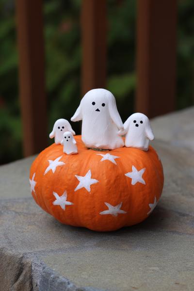 14. Kürbis mit Mini-Geister-Parade und Sternen für for pumpkin painting ideas cute ghost ideas