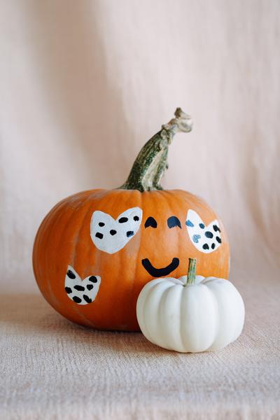 16. Kürbis mit Sticker-Look-Patches für for pumpkin painting ideas cute and easy ideas