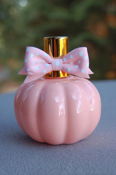 17. Kürbis als Parfumflakon mit Schleife für for pumpkin painting ideas cute girly simple ideas