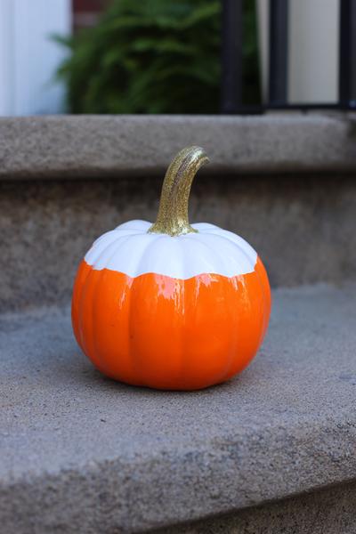 19. Zwei-Farben-Block-Kürbis mit klarer Kante für for pumpkin painting ideas cute easy simple ideas