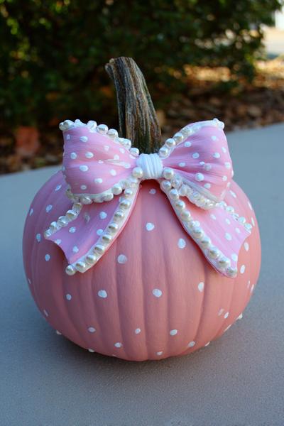 3. Kürbis mit Schleifen-Kranz und Perlenpunkten für for pumpkin painting ideas cute girly ideas