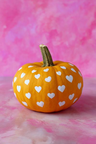 4. Punkte-und-Herzchen-Kürbis als for pumpkin painting ideas cute easy ideas