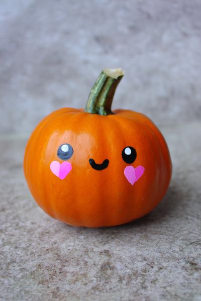 6. Kürbis mit Kawaii-Gesicht und Mini-Rouge für for pumpkin painting ideas cute easy ideas