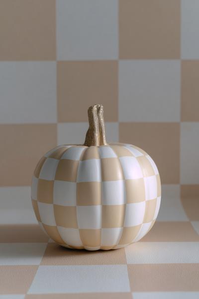 9. Schachbrett-Kürbis mit Matt-Glanz-Kontrast für for pumpkin painting ideas cute aesthetic ideas