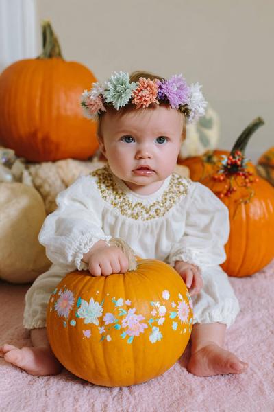 10. Mini-Blumenkranz am Kürbisbauch für for pumpkin painting ideas easy cute ideas