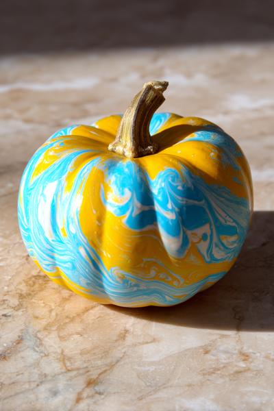 12. Spiral-Marmor-Effekt mit Wassertechnik für for pumpkin painting ideas easy creative ideas