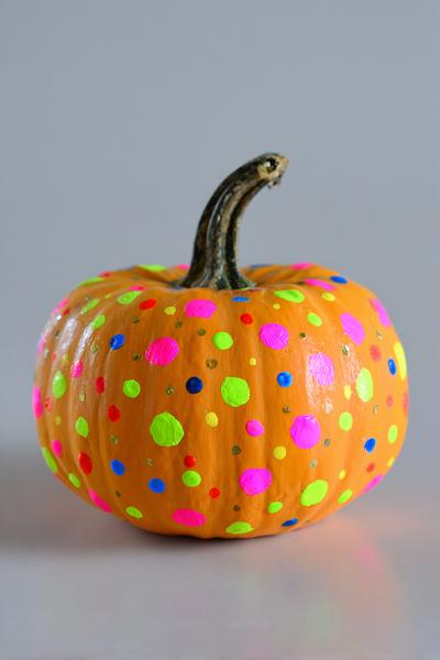16. Konfetti-Kürbis mit Neonpunkten für for pumpkin painting ideas easy kids ideas