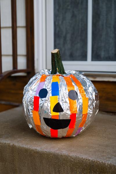 17. Roboter-Kürbis mit Alufolie-Panelen für for pumpkin painting ideas easy kids ideas