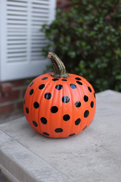 18. Marienkäfer-Kürbis mit klaren Punkten für for pumpkin painting ideas easy kids ideas