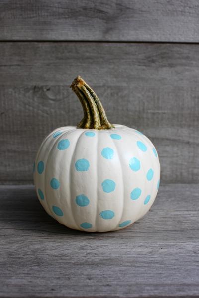 2. Zarte Polka-Dots auf Creme-Kürbis für for pumpkin painting ideas easy cute simple ideas