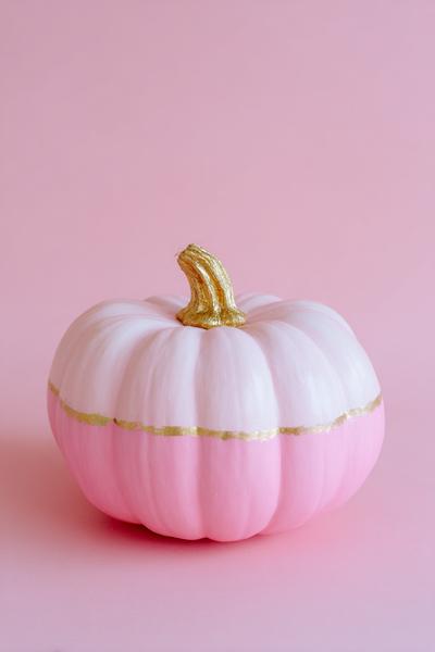 25. Pinkfarbener Ombré-Kürbis mit Metallic-Rand für for pumpkin painting ideas easy pink ideas