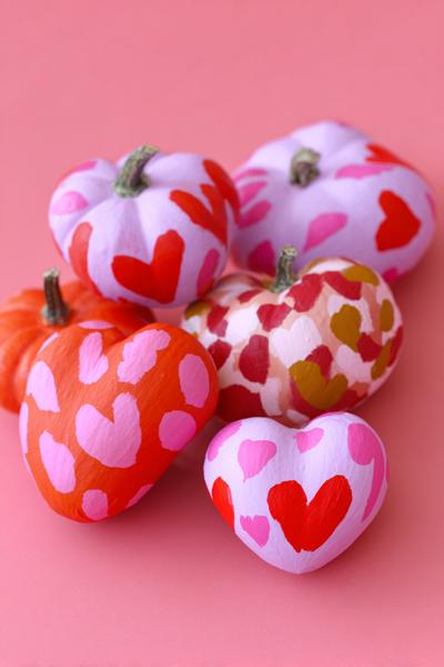 26. Herzchen-Muster in Pink und Rot für for pumpkin painting ideas easy pink ideas