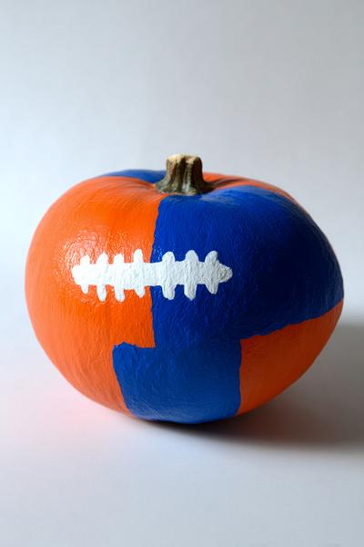 28. Sportlicher Fußball-Kürbis in Blockfarben für for pumpkin painting ideas easy boys ideas