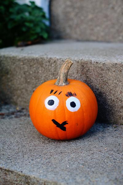 32. Wackelaugen-Kürbis mit schielendem Blick für for pumpkin painting ideas easy funny ideas