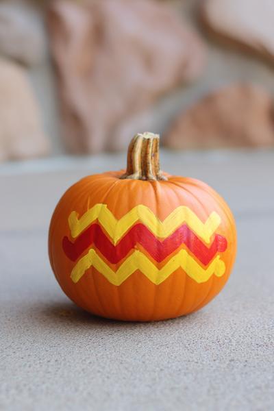 34. Hotdog-Kürbis mit Senf-Zickzack für for pumpkin painting ideas easy funny ideas