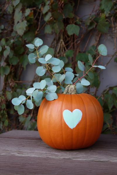 5. Kürbis mit Eukalyptuszweig und Herz-Detail für for pumpkin painting ideas easy cute simple ideas