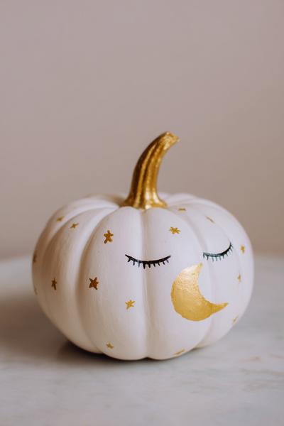 7. Schlafender Mond-Kürbis mit Goldakzenten für for pumpkin painting ideas easy cute ideas