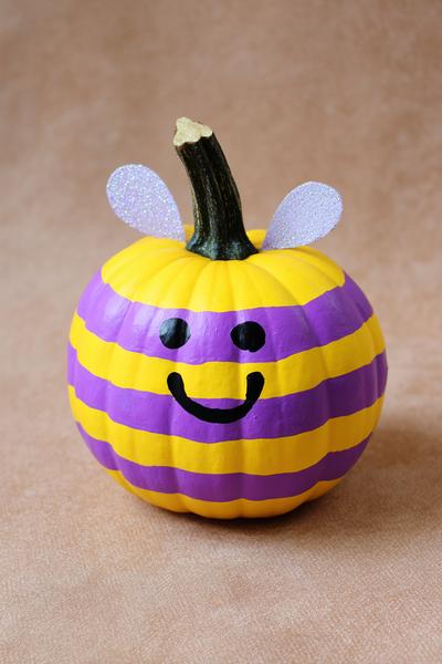 9. Bienenstreifen-Kürbis mit kleinen Flügeln für for pumpkin painting ideas easy cute ideas