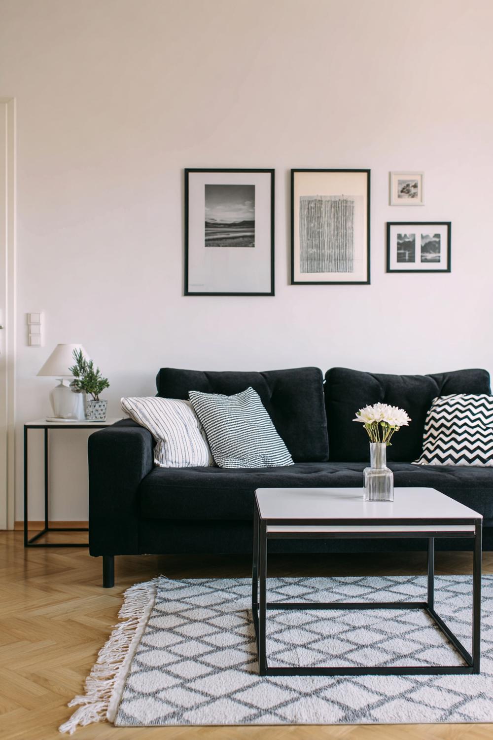 2. Regaldeko Wohnzimmer Inspiration mit schwarzem Metallrahmen und grafischen Kontrasten