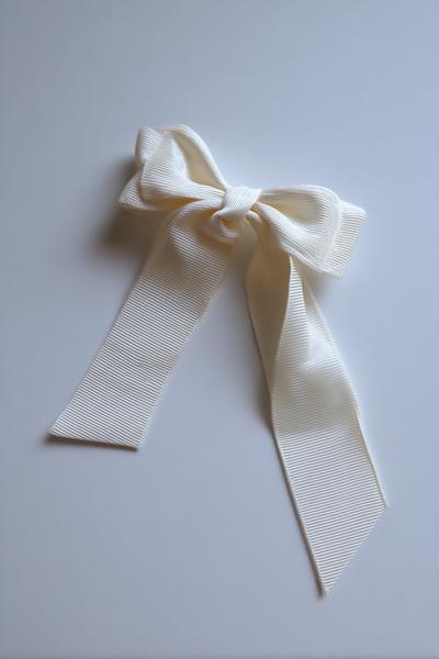 13. Minimalistische Eleganz als ribbon bow making mit nur einem Knoten und langen Enden