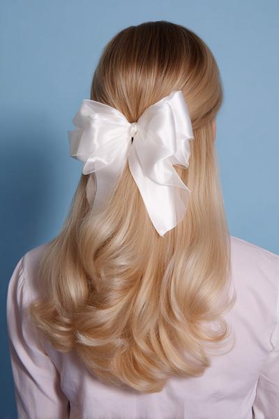 14. Halb hochgesteckt mit ribbon bow hairstyle in Satin und lockeren Wellen