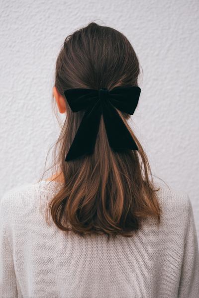 15. Niedriger Zopf mit ribbon bow hairstyle aus Samtband und kurzer Schleife