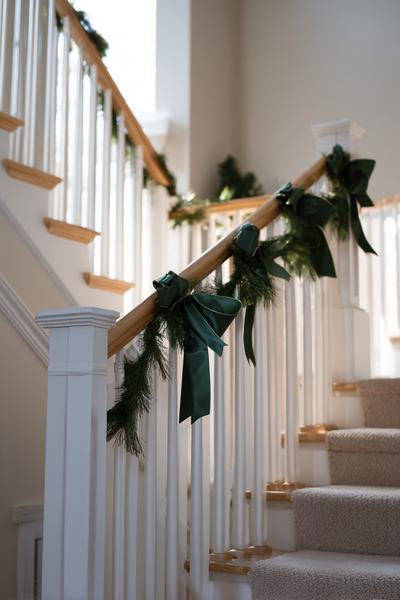 17. Treppengeländer-Highlight als ribbon bow garland mit breitem Grosgrain und Tannengrün